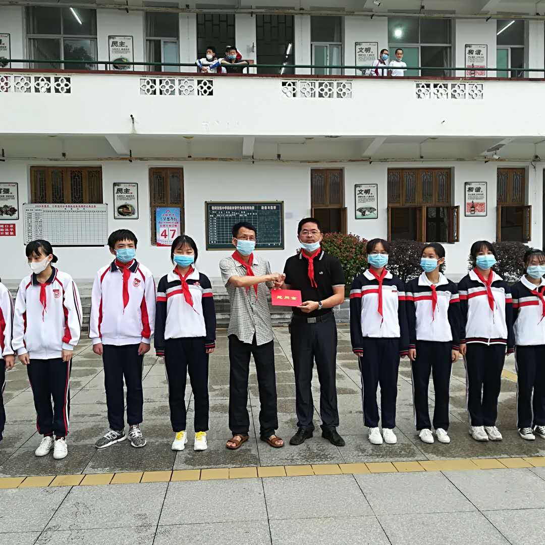 關愛成長，感恩有你——宦溪鎮新時代文明實踐所領導到宦溪中小學開展“六一”慰問活動