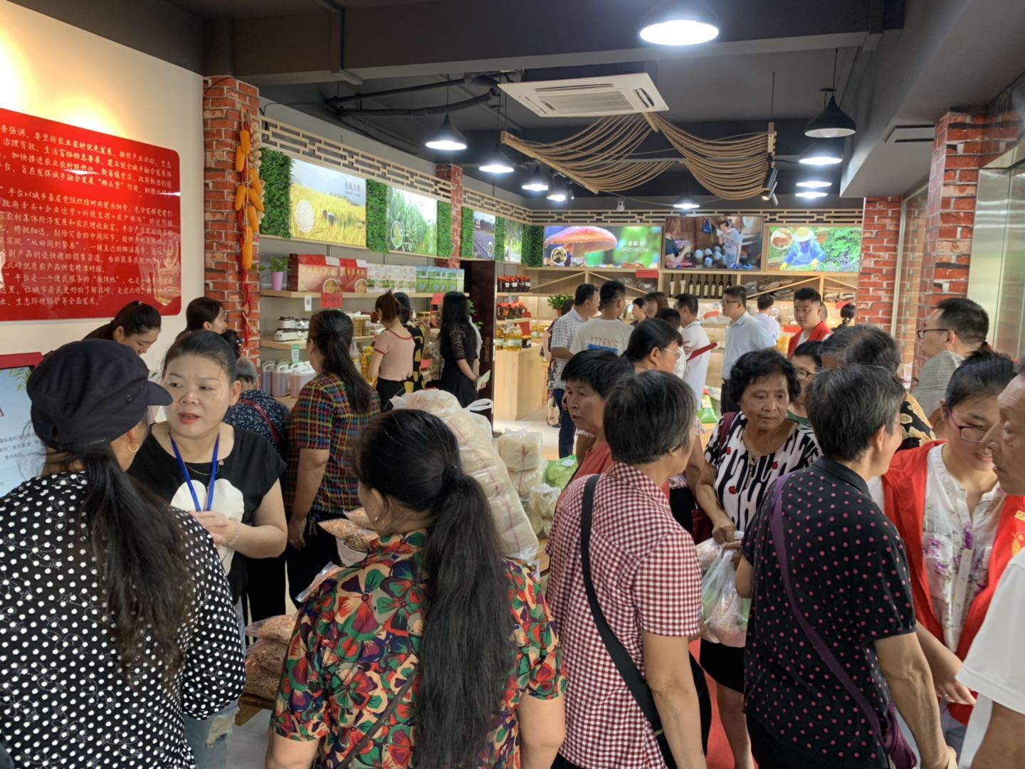愛心助農(nóng) 暖心服務(wù) ——新店鎮(zhèn)打造新時代文明實踐“助農(nóng)平臺”
