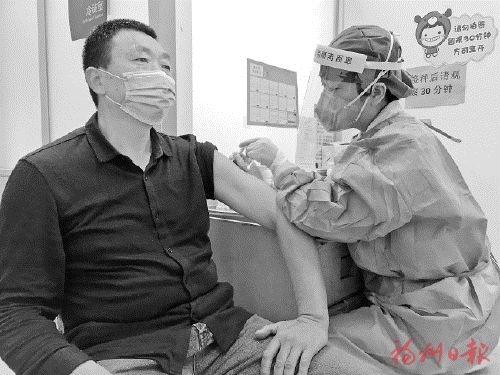 “保護(hù)自己也保護(hù)他人”  我市有序推進(jìn)重點(diǎn)人群新冠疫苗緊急接種工作