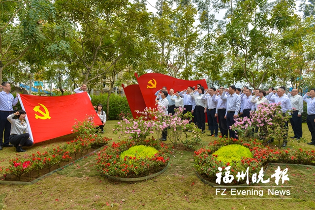 琴亭湖畔映山紅 黨員志愿者將紅色故事說起來