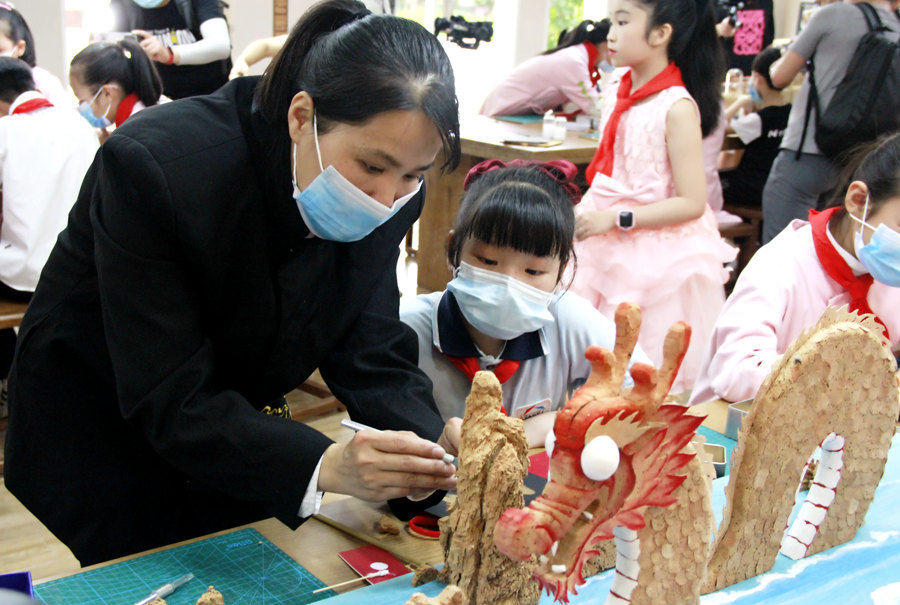 【網(wǎng)絡(luò)中國節(jié)·端午】福建晉安：非遺進校園  兩岸兒童共繪軟木畫