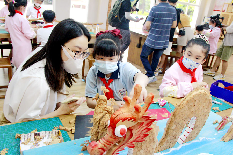 【網(wǎng)絡(luò)中國節(jié)·端午】福建晉安：非遺進校園  兩岸兒童共繪軟木畫