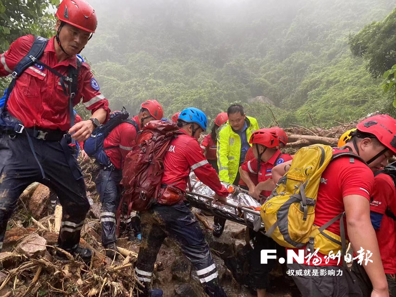 多方接力8小時 救出被泥石流掩埋的外賣小哥 多方接力8小時 救出被泥石流掩埋的外賣小哥