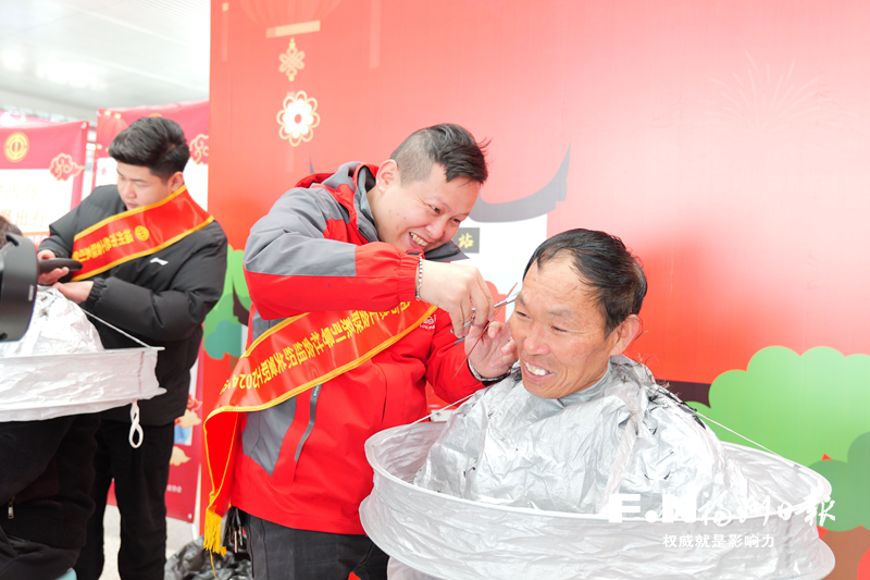 福州:車(chē)站免費(fèi)理發(fā) 清爽回家過(guò)年 福州:車(chē)站免費(fèi)理發(fā) 清爽回家過(guò)年