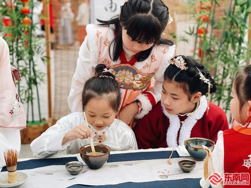 啟航新學期 福州校園開學首日“龍”味濃