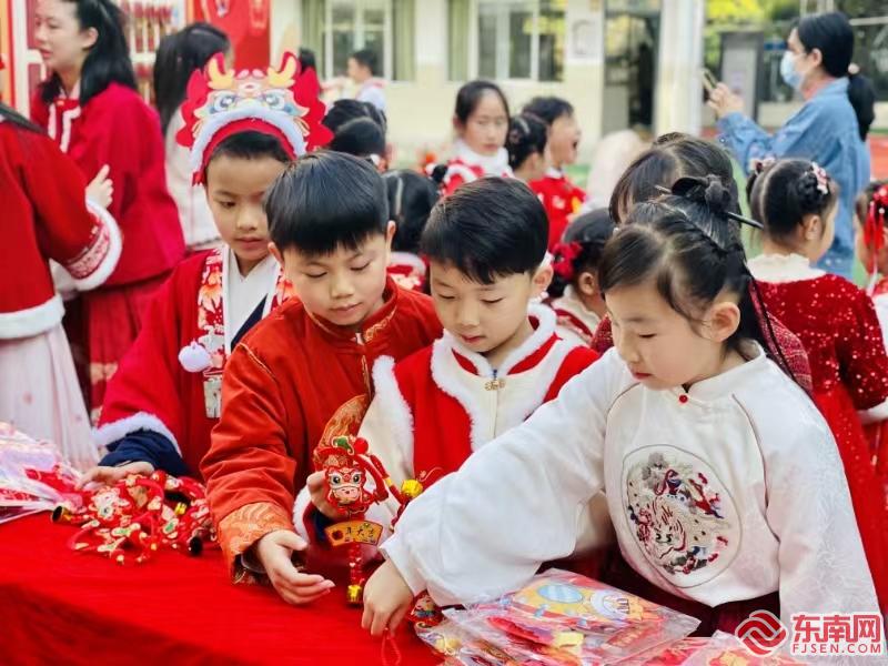 啟航新學期 福州校園開學首日“龍”味濃
