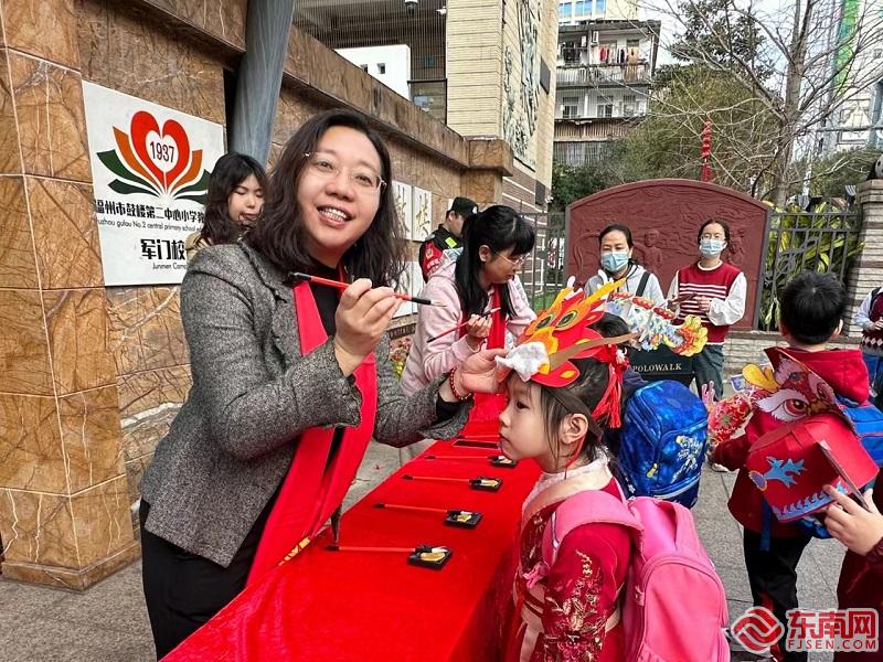 啟航新學期 福州校園開學首日“龍”味濃