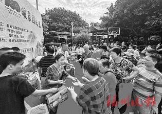 慶建黨百年　暖象園民生  晉安象園街道為困難群眾發(fā)放生活物資