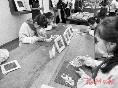 從西園中心小學看到新希望，市人大常委會執法檢查組建議——  讓更多實用精巧軟木畫進入尋常百姓家