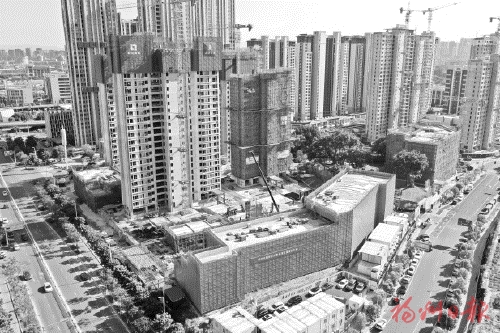 腳手架搭起“水立方”，海棠吊蘭種出綠蔭圍擋……  榕城工地大變樣