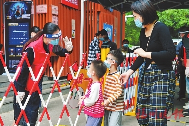 唱響最美“夕陽紅”、“民警藍”變身全能“大白”……  聽，抗疫一線的“紅藍白”協奏曲