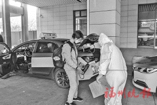 晉安筑牢“外防輸入”防線  火車站南北廣場設14個常態化核酸屋，旅客全面“落地檢”