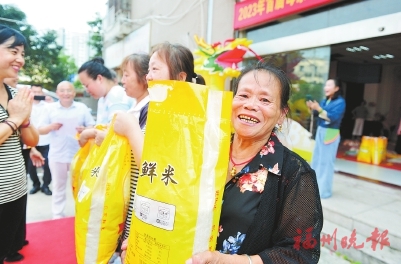 擺米龍為母親祈?！∵@個(gè)非遺很特別  750公斤大米被分成一袋袋“平安米”分發(fā)給眾人
