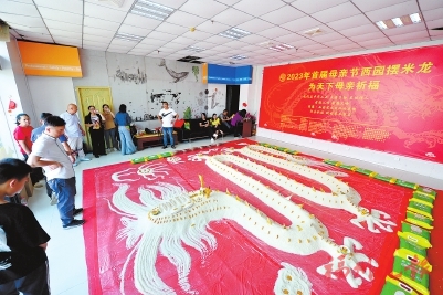 擺米龍為母親祈福　這個(gè)非遺很特別  750公斤大米被分成一袋袋“平安米”分發(fā)給眾人