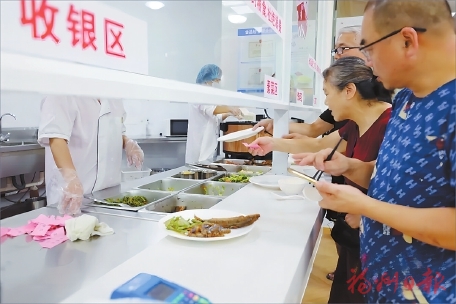 晉安王莊街道以開展主題教育為契機，持續(xù)優(yōu)化養(yǎng)老服務——  小小飯?zhí)门诵摹　拔寮夑P愛”伴桑榆