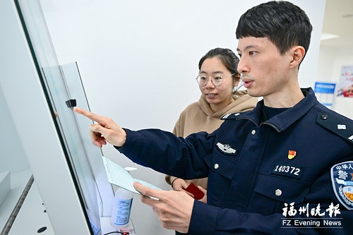 王威：戶籍窗口的“暖心男警”