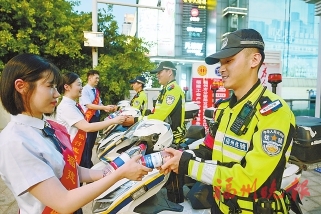 福建海峽銀行積極參加“愛心茶攤”活動  送清涼小分隊送出萬瓶愛心水