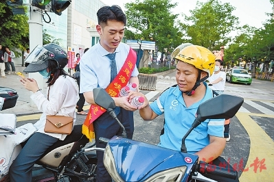 福建海峽銀行積極參加“愛心茶攤”活動  送清涼小分隊送出萬瓶愛心水