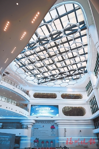 探秘科技館新館　好炫好酷好玩  外墻為光譜墻，內(nèi)設(shè)七大展廳，還有超大雙屏球幕影院，擬11月底正式開(kāi)放