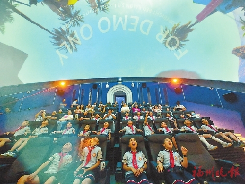 探秘科技館新館　好炫好酷好玩  外墻為光譜墻，內(nèi)設(shè)七大展廳，還有超大雙屏球幕影院，擬11月底正式開(kāi)放