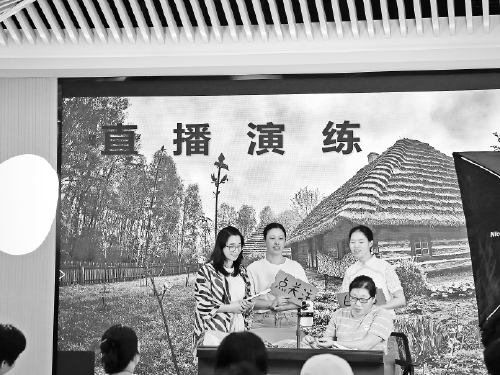 “姐妹鄉(xiāng)伴·村村都有女主播”首期培訓(xùn)結(jié)束  26名女學(xué)員變身鄉(xiāng)村代言人