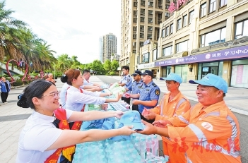 送清涼小分隊(duì)走進(jìn)兩岸社區(qū)交流中心  愛心送水　情暖臺(tái)胞