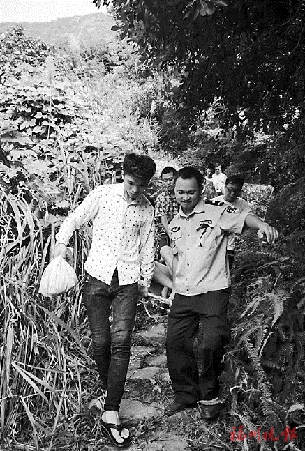男子爬山墜水潭受傷　警民抬行半小時救人