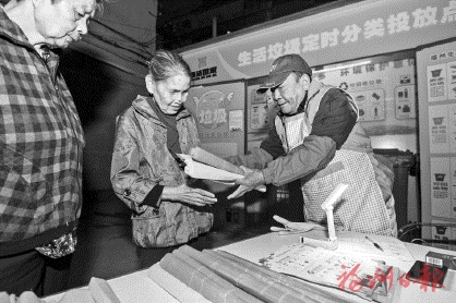 分揀員許榕森：小區垃圾分類“領路人”