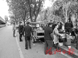 晉安城管整治 橋下占道經營