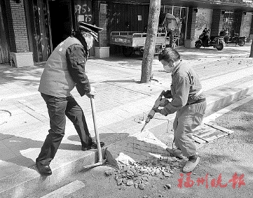 商戶私設(shè)路障，占據(jù)人行道停車