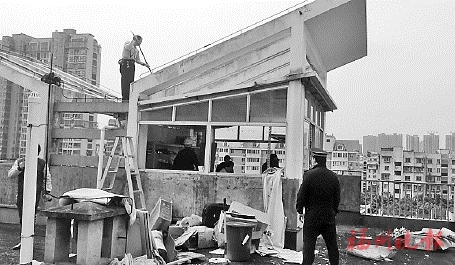 晉安城管拆除樓頂違建