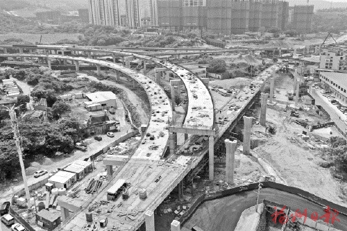  上下“齊舞”　空中“牽手”
