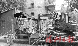 違建鐵皮屋緊貼居民樓