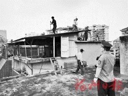 晉安城管拆除　鴻業公寓樓頂違建