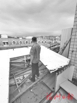 拆除樓頂違建　消除安全隱患