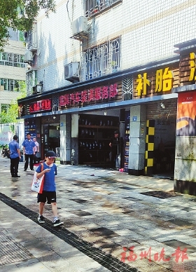 汽車店占道洗車，行人被迫繞行