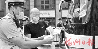 交警開展交通安全宣傳