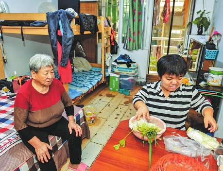 小區里殘疾人占三分之二，其余也是老弱幼 