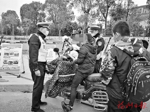 交警開展路面糾違　3名違法騎手被查