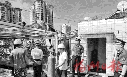 福州市“兩違”綜合治理 城管火速拆除頂樓違建