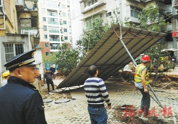 晉安城管拆除20多處違建雨遮