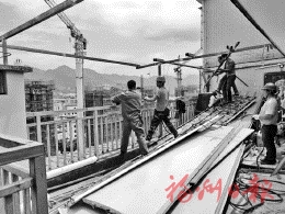 福州市“兩違”綜合治理  晉安城管拆除樓頂違建