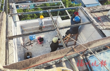 晉安城管拆除一處違建雨遮