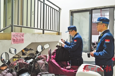 福州夜查電動(dòng)自行車消防安全  查訪28個(gè)小區(qū)整治曝光134輛車