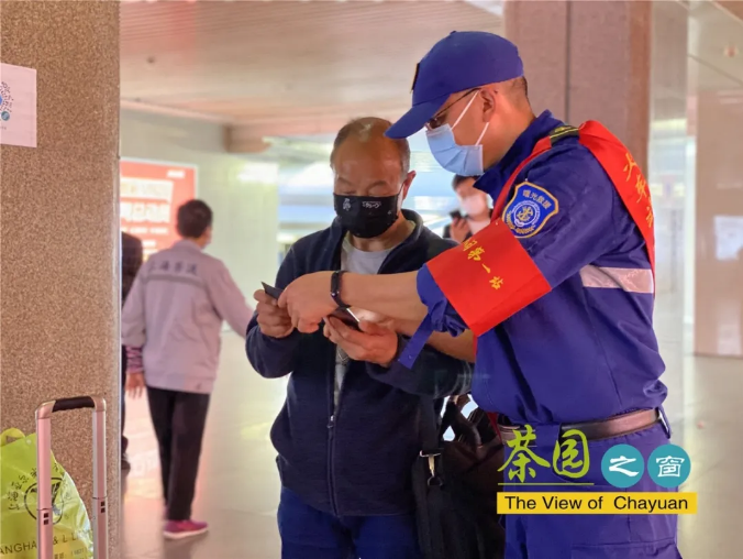 新時(shí)代文明實(shí)踐｜志愿者變身“守門員”守住入“榕”第一道關(guān)口