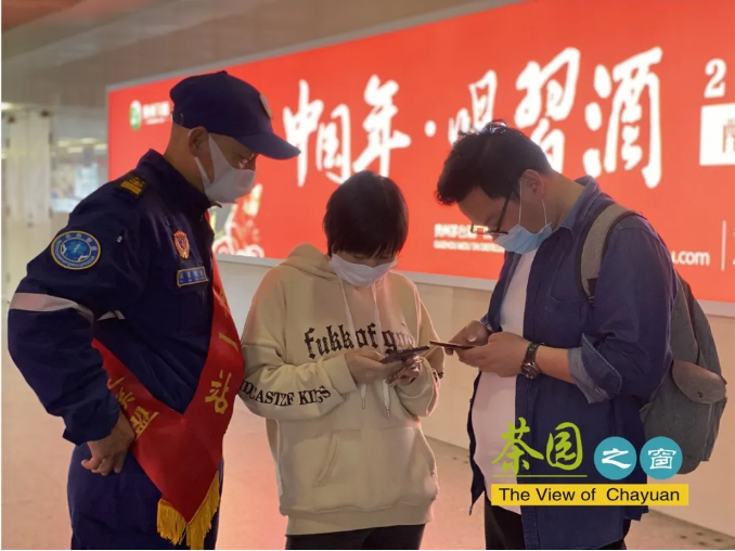 新時(shí)代文明實(shí)踐｜志愿者變身“守門員”守住入“榕”第一道關(guān)口