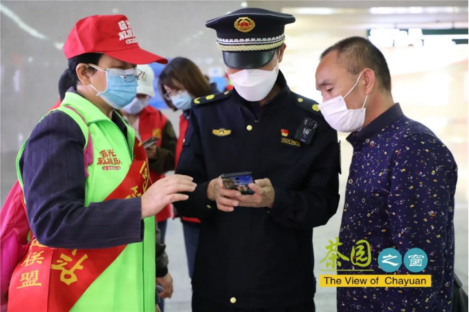 新時(shí)代文明實(shí)踐｜志愿者變身“守門員”守住入“榕”第一道關(guān)口
