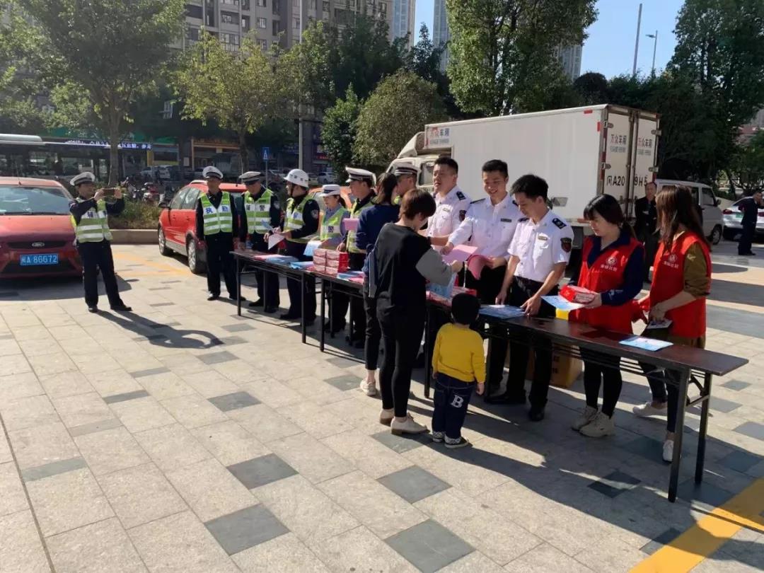 中心吹哨 部門報(bào)道 各方參與——晉安區(qū)開展交通安全文明實(shí)踐活動(dòng)