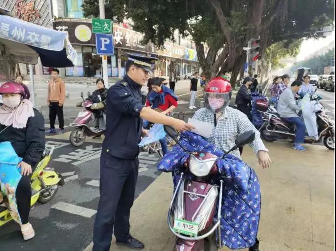 中心吹哨 部門報(bào)道 各方參與——晉安區(qū)開展交通安全文明實(shí)踐活動(dòng)