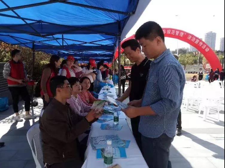 中心吹哨 部門報(bào)道 各方參與——晉安區(qū)開展交通安全文明實(shí)踐活動(dòng)